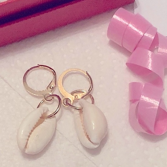 Free People Jewelry - FREE PEOPLE Gold Tropical Shell Earrings Hypoallergenic ear loops LightweightNEW